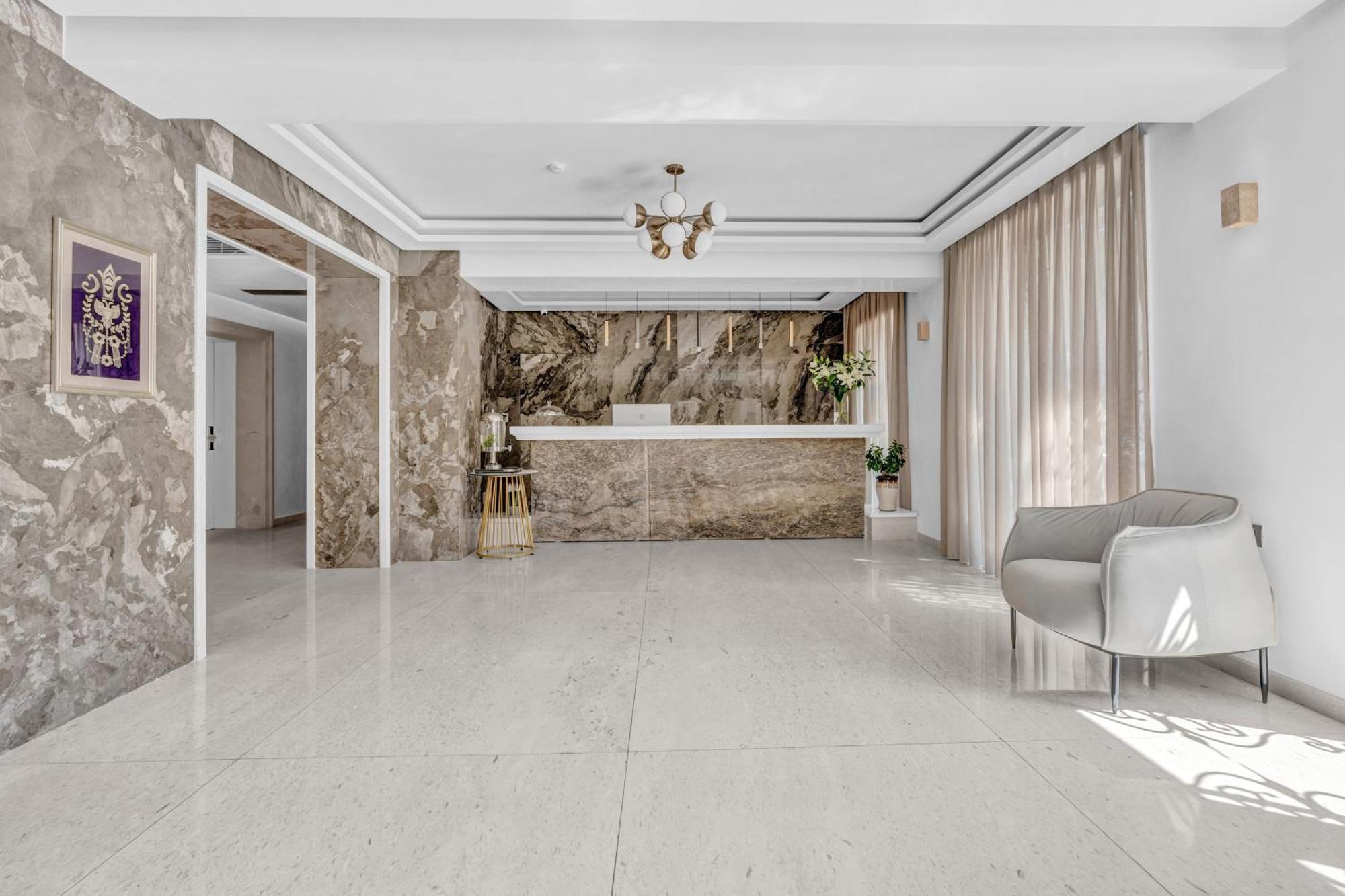 Hotel Plaza Μπεράτ Εξωτερικό φωτογραφία