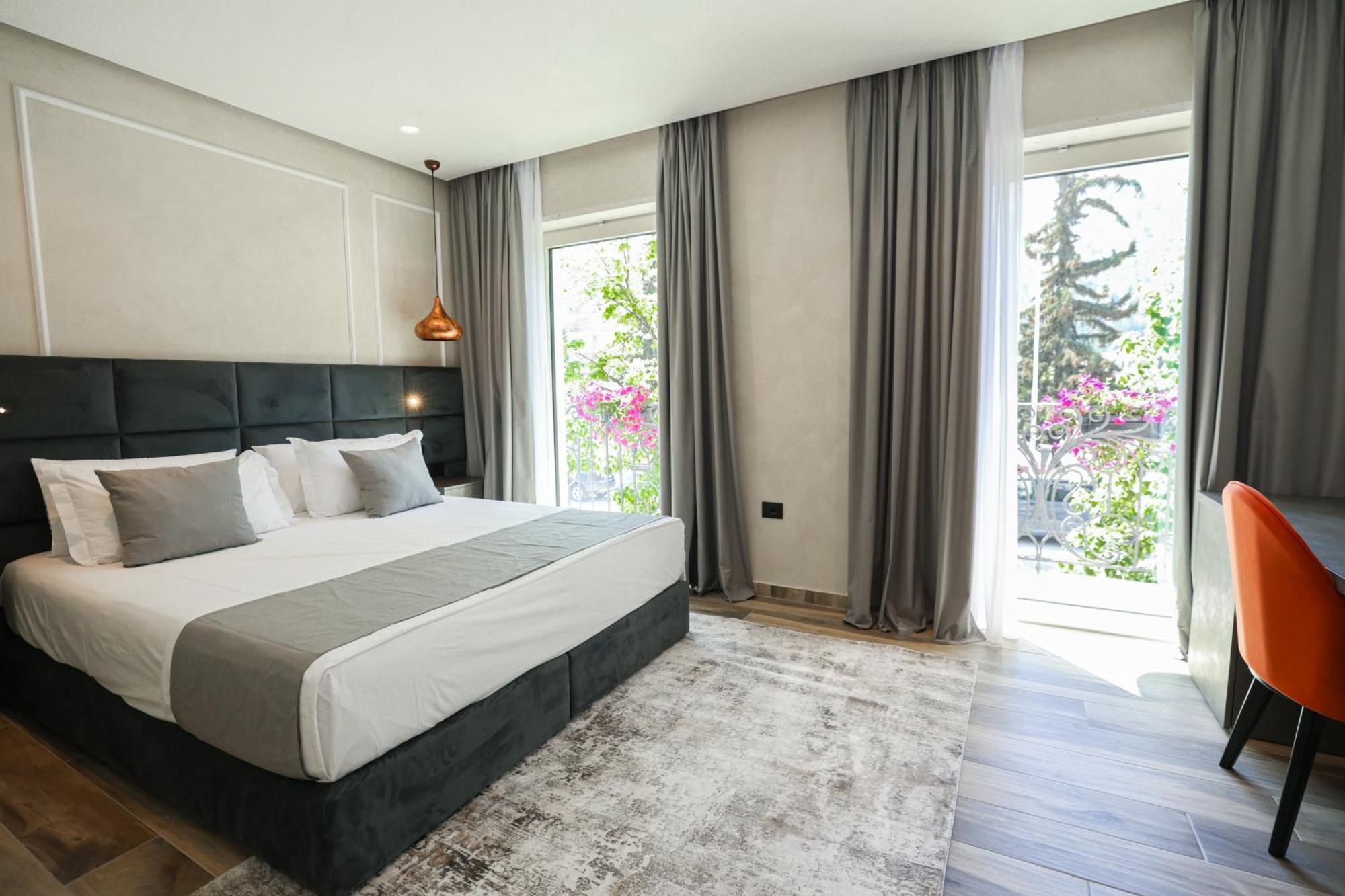 Hotel Plaza Μπεράτ Εξωτερικό φωτογραφία
